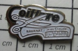 Delcampe - 1118c Pin's Pins / Beau Et Rare / MARQUES / PAiRE DE CISEAUX ET PEIGNE COIFFEUR COIFFURE RAVANAT JEAN-CLAUDE - Marcas Registradas