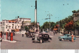Delcampe - 5V5Pn   Algérie Constantine Place Lamoriciére Automobiles Tacots à Identifier Citroen Traction AV - Constantine
