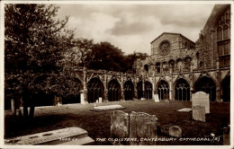 Delcampe - CPA Canterbury Kent England, Cloister Der Kathedrale Von Grabsteine, Bäume - Altri & Non Classificati