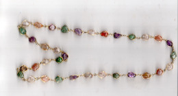 Delcampe - Collier Avec Pierres Semi -précieuses Cloisonnées Artistiquement Par Fil Doré Et Séparées Par Un Anneau - Necklaces/Chains