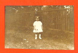 Delcampe - Thèmes - Enfants - Portraits - Portrait D'enfants - Fille Habillée En Blanc - Portraits