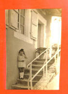 Delcampe - Thèmes - Enfants - Portraits - Portrait D'enfants - Fille Dans Les Escaliers - Portraits