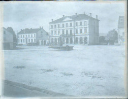 Delcampe - VOSGES - VAGNEY - PLAQUE PHOTO VERRE 10,7 X 8,2 CM , NEGATIF - PLACE , FONTAINE , MAIRIE , HÔTEL DE VILLE - Glasdias