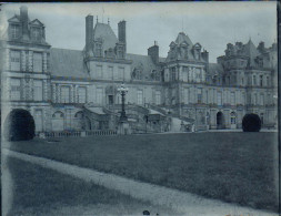 Delcampe - SEINE ET MARNE - PLAQUE PHOTO VERRE 10,7 X 8,2 CM , NEGATIF - CHÂTEAU , PALAIS DE FONTAINEBLEAU , COUR DES ADIEUX - Glasdias