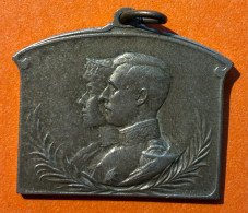 Delcampe - Petite Médaille Ville De Bruxelles à Ses Chers écoliers (métal Argenté Devreese 9 Gr.) - Other & Unclassified