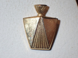 Delcampe - Beau Pin's En Relief , Parfum Stéphanie , Stéphanie De Monaco - Perfumes