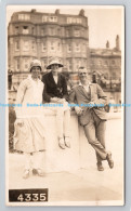Delcampe - R799811 Man With Two Women Sunny Snaps Brighton - Zonder Classificatie