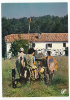 Delcampe - CPSM / CPM 10.5 X 15 Prestige AQUITAINE Faucheuse Mécanique Tirée Par Une Paire De Bœufs Menés Par Le Paysan - Aquitaine
