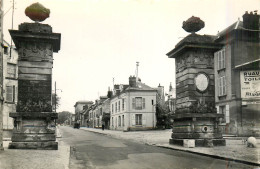 Delcampe - 95* MAGNY EN VEXIN  Piliers Rue De Crosne  (CPSM Format 9x14cm)     RL29,1651 - Magny En Vexin