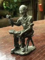 Delcampe - Figurine En étain Massif – Artisan Cordonnier Au Travail – Scène De Métier Ancien – Sculpture Vintage Années 1950-1970 - Personajes