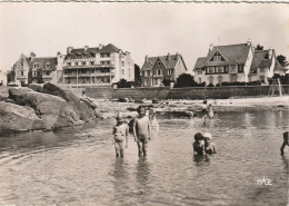 Delcampe - 29. ROSCOFF. CPA.  LA DIGUE ET LES ROCHERS. BAIGNADE. ANIMATION. ENFANTS. ANNÉES 50 - Roscoff