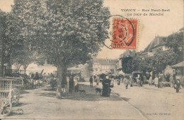 Delcampe - Toucy (89 Yonne) Rue Paul Bert Un Jour De Marché Aux Bestiaux Vaches Moutons - édit. CFM - Toucy