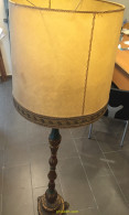 Delcampe - LAMPARA DE PIE TALLADA EN MADERA Y PANTALLA DE PERGAMINO. AÑOS 60 - Lámparas Y Arañas