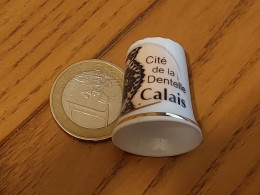 Delcampe - Dé à Coudre Porcelaine "Cité De La Dentelle - Calais" - Dedales