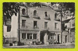 Delcampe - 36 CHATEAUROUX Hôtel VOLTAIRE En 1961 VOIR ZOOMS Restaurant Café Clients En Terrasse Femme Au Balcon PUB Sur Porte - Chateauroux