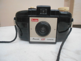 Delcampe - Ancien Appareil Photo Argentique En Bakelite Années 50 Kodak Brownie 127 - Cámaras Fotográficas