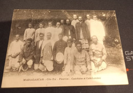 Delcampe - MADAGASCAR - *côté Est  Fénérive - Catéchiste Et Catéchumènes - Madagaskar