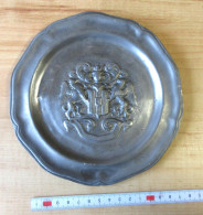 Delcampe - NOV Lade 42 - Tinnen Bord Met Een Familiewapen - 313 Gram - Estaño