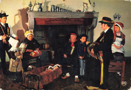 Delcampe - [-40%] FOLKLORE - A.521 - Les Enfants De LAuvergne - Clermont-Ferrand - Veillée Au Coin De Latre - LYS - Cart - Bekende Personen