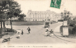 Delcampe - [-20%] FRANCE - Cabourg - LAvenue De La Mer - Vue Vers Le Grand Hôtel - L L - Animé - Carte Postale Ancienne - Cabourg