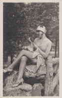Delcampe - Signora In Atteggiamento Erotico Che Mangia Uva Su Un Tronco - Mode