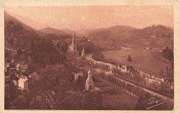 Delcampe - [-20%] FRANCE - Lourdes - Basilique Et Le Monument Interallié - Vus Du Château Fort - Carte Postale Ancienne - Lourdes
