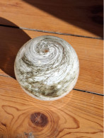 Delcampe - Vase Boule Soliflore En Verre Soufflé Yonel Faure Signé - Vidrio & Cristal