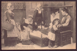 Delcampe - CP " Autour Du Lit Clos " La Visite Des Commères - Bretagne