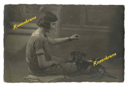 Delcampe - CPA Old Photo Ancienne Hond Chien Dog Perro Oude Foto Studio Cabinet Vrouw Femme Woman Terrier (?) Dachshund (?) - Honden