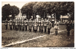 Delcampe - ARNP7-0441-MILITAIRE - CARTE PHOTO A IDENTIFIER - Des Soldats - Le Salue - Epées - Manöver