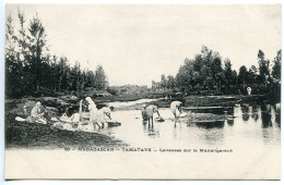 Delcampe - MADAGASCAR * CPA Non écrite * TAMATAVE Laveuses Sur Le Manangaréza ( Rivière Femmes Lavandières ) Très Bon état - Madagaskar