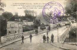 Delcampe - D77   LA FERTÉ GAUCHER  Le Pont De La Ville Et Le Grand Morin   ........ Avec Joli Cachet Militaire - La Ferte Gaucher