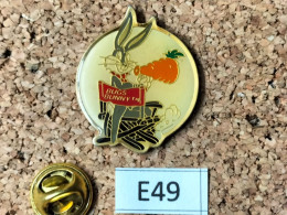 Delcampe - Pin's E49 : Bugs Bunny Réalisateur / Metteur En Scène De Cinéma - BD