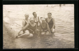 Delcampe - Foto-AK Vier Damen Und Ein Herr In Bademode Am Strand - Mode