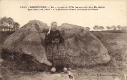 Delcampe - CPA Dolmen Menhir Locronan La Jument Pierre Sacree Des Druides Donnant Les Joies De La Maternite Aux Femmes Steriles - Dolmen & Menhire
