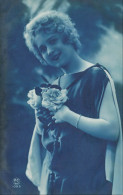 Delcampe - FANTAISIE - Femme - Colorisé - Bleuet - Affection - Souvenir - Baiser - Germaine - F D - Carte Postale Ancienne - Frauen