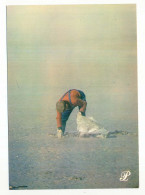 Delcampe - CPSM / CPM 10.5 X 15 Prestige CHARENTE-MARITIME  Récolte Des Coquillage S à Marée Basse - Poitou-Charentes