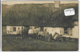 Delcampe - BERGUES- CARTE-PHOTO- JOYEUX MILITAIRES DU 5 EME GENIE- 12 EME BATAILLON- BERGUES- JOLIE CHAUMIERE- 1917 - Bergues