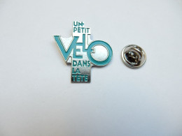 Delcampe - Beau Pin's , Cyclisme Vélo , Un Petit Vélo Dans La Tête , Média Editions , Picot - Cyclisme