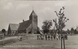 Delcampe - Alphen /Maas (Gld..) RK Kerk Met. Spelende Kinderen 19?? - Sonstige & Ohne Zuordnung