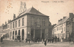 Delcampe - [-20%] BELGIQUE - Philippeville - Lhôtel De Ville - Vue Densemble - Animé - Carte Postale Ancienne - Philippeville