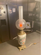 Delcampe - Une Ancienne Lampe à Pétrole électrifiée En Céramique Et Laiton - Lámparas Y Arañas