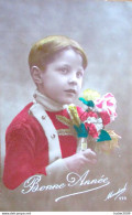 Delcampe - PORTRAIT Enfant Habillé En PERE NOEL  - GARCON Avec Bouquet De Roses - Série Mondial 222 - Voyagé En 1917 - Neujahr