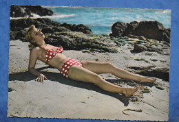 Delcampe - CPSM Dentelée Pin Up Vintage Maillot De Bain Vichy Type Brigitte Bardot Bord De Mer Ed Cecami 252 10/15 Cm Non Ecrite - Pin-Ups