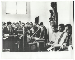 Delcampe - C2690/ The Free Ones US-Rockgruppe Spielen In Der Kirche Foto 1968 25,5x20,5 Cm - Other & Unclassified
