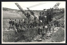 Delcampe - Foto-AK Gruppenbild Bergmänner Vor Einem Bagger - Bergbau