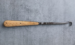 Delcampe - Authentique Outil Ancien Tire Lacet Crochet à Bottine L15 Manche En Corne ? - Herramientas Antiguas