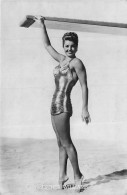 Delcampe - SPECTACLE - Actrice - Esther Williams - Maillot De Bain Doré - Pointe Des Pieds - Carte Postale Ancienne - Schauspieler