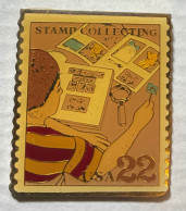 Delcampe - PIN'S THEME  TIMBRE POSTE U S A  STAMP COLLECTING - Postes