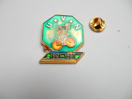 Delcampe - Beau Pin's , Cyclisme Vélo , UVN Le Neubourg , Eure , Union Vélocipédique Du Neubourg , Fond Vert - Cyclisme